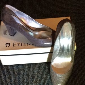 Grey texture round toe heel size 8 1/2